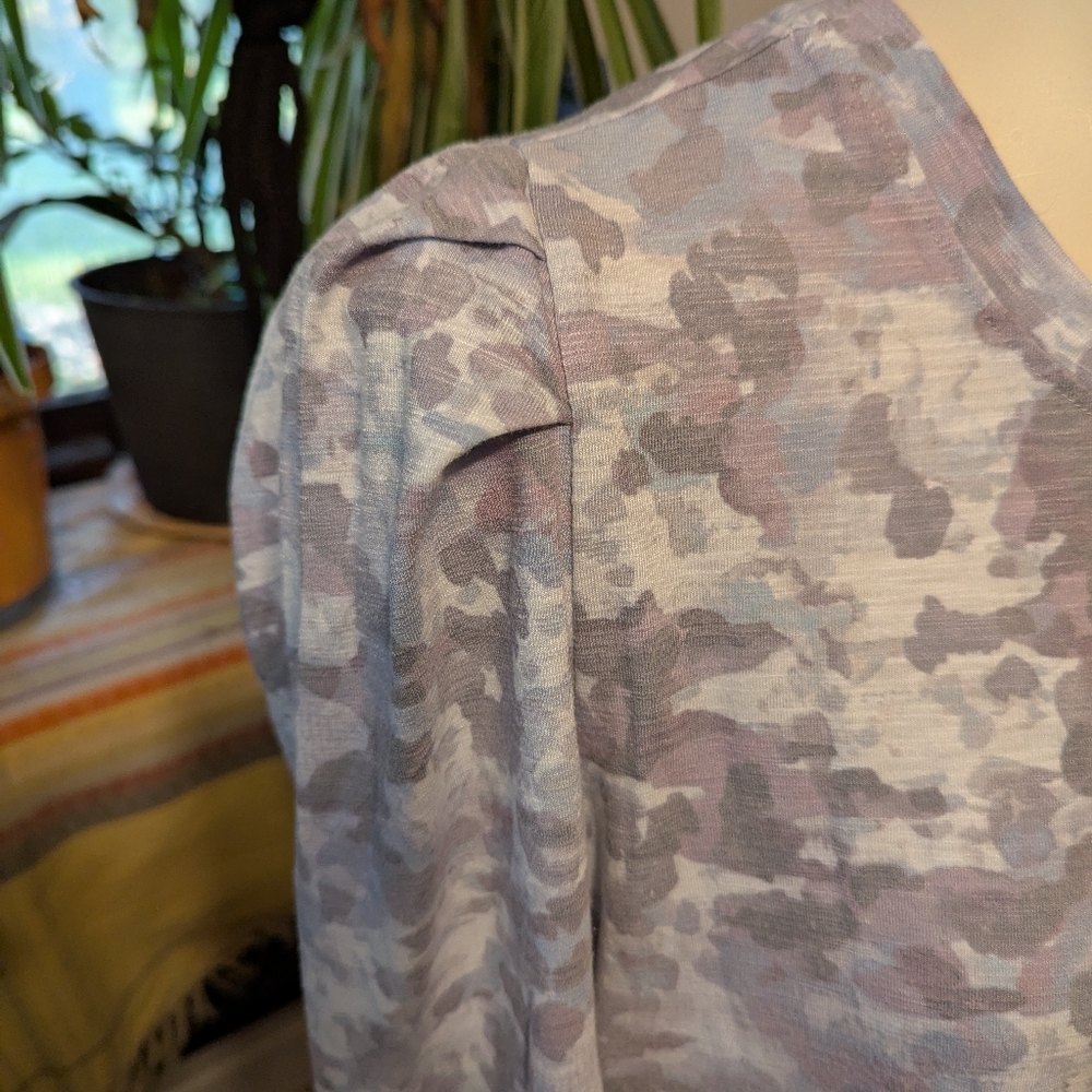 Women's Democracy Poly Rayon Blend Lilac Grey Camo Puffed Sleeve Tee Sz Xl - Picture 2 of 3